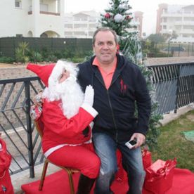 Bil Bil House hombre sentado en navidad