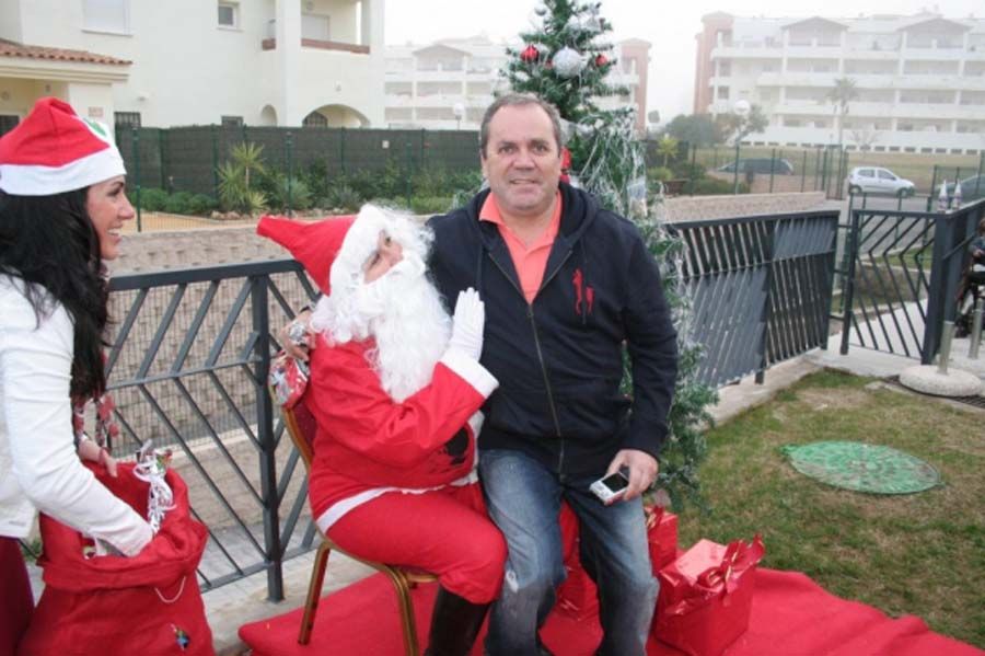 Bil Bil House hombre sentado en navidad