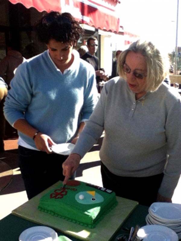Bil Bil House mujer partiendo torta
