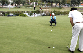 Bil Bil House hombres jugando golf