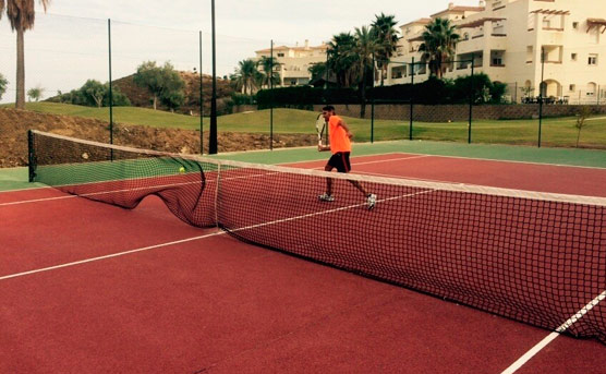 Bil Bil House persona en cancha de tenis