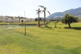Bil Bil House campo con lago