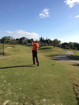 Bil Bil House persona jugando golf