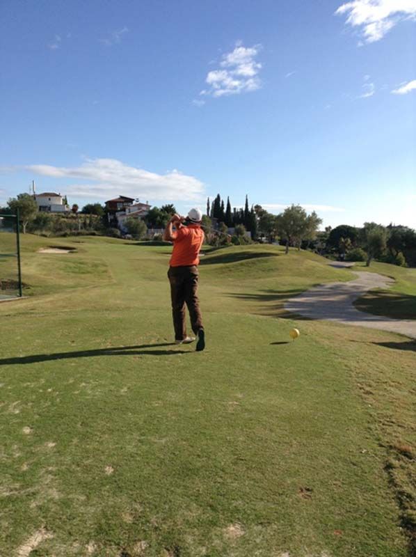 Bil Bil House persona jugando golf