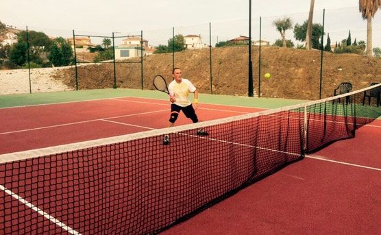 Bil Bil House persona jugando tenis