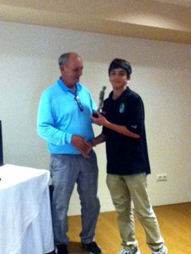 Bil Bil House niño con trofeo