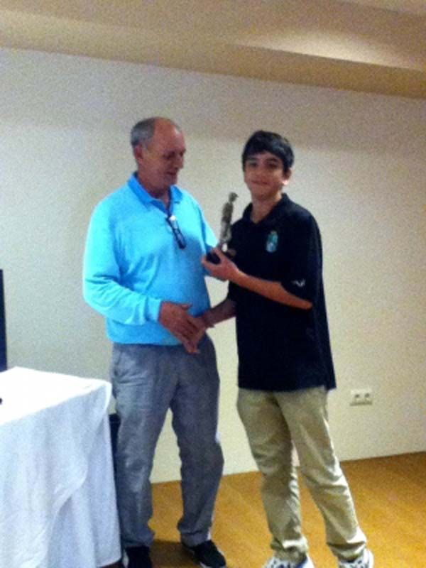 Bil Bil House niño con trofeo